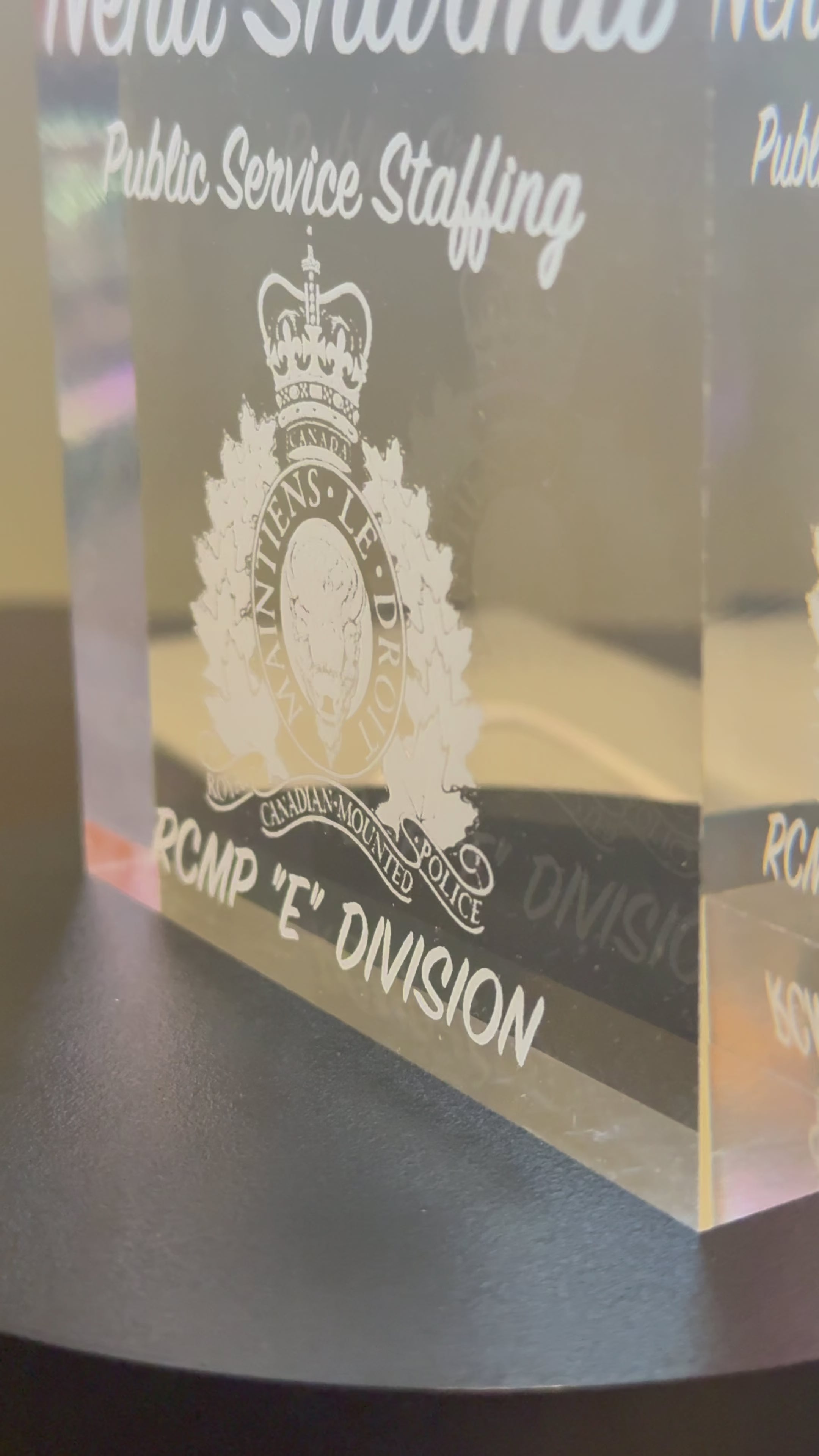 Charger la vidéo: The Legacy Display — Personalized Photo &amp; Crest Engraving